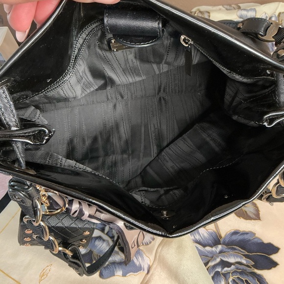 Elegant Ferragamo Black Shoulder Bag with Silver Chain Handles. - Picture 12 of 14